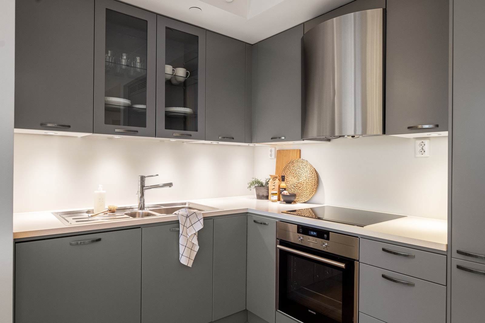 Integrerte hvitevarer som stekeovn, vaskemaskin og frittstående kjøleskap Galleribilde