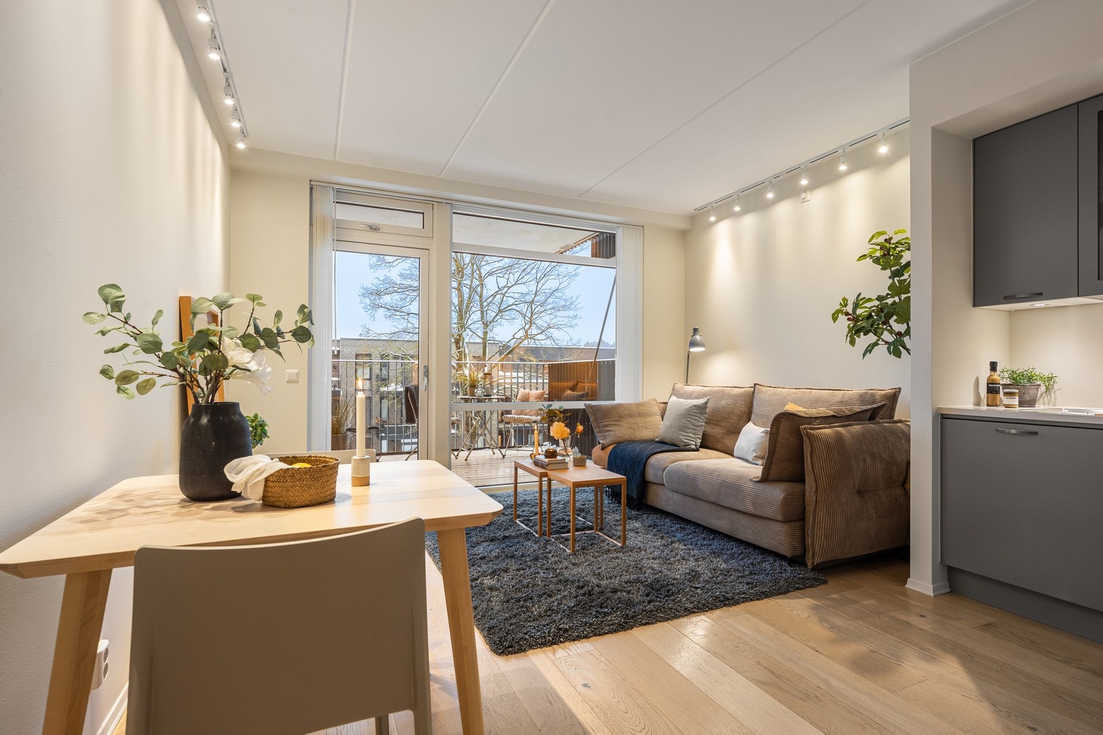 Romslig allrom med plass til både sofa og spisegruppe Galleribilde