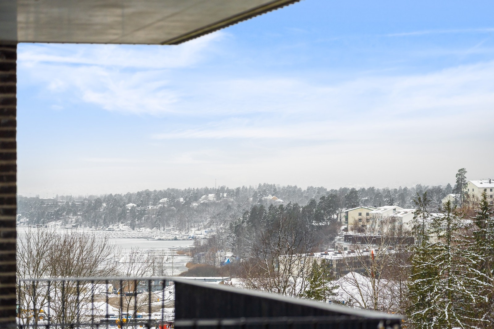 Fra balkongen har man nydelig utsikt mot Holtekilen og videre mot Skaugumsåsen Galleribilde