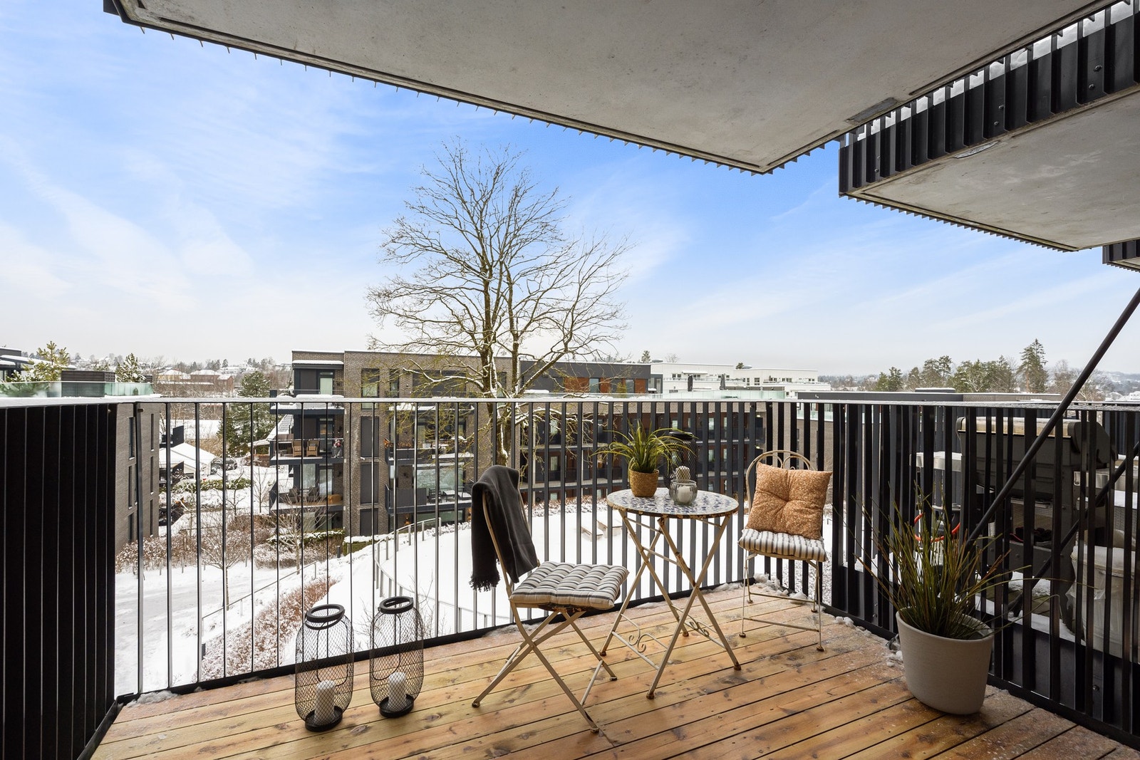 Leiligheten har en flott vestvendt balkong på 8 kvm med panoramautsikt Galleribilde