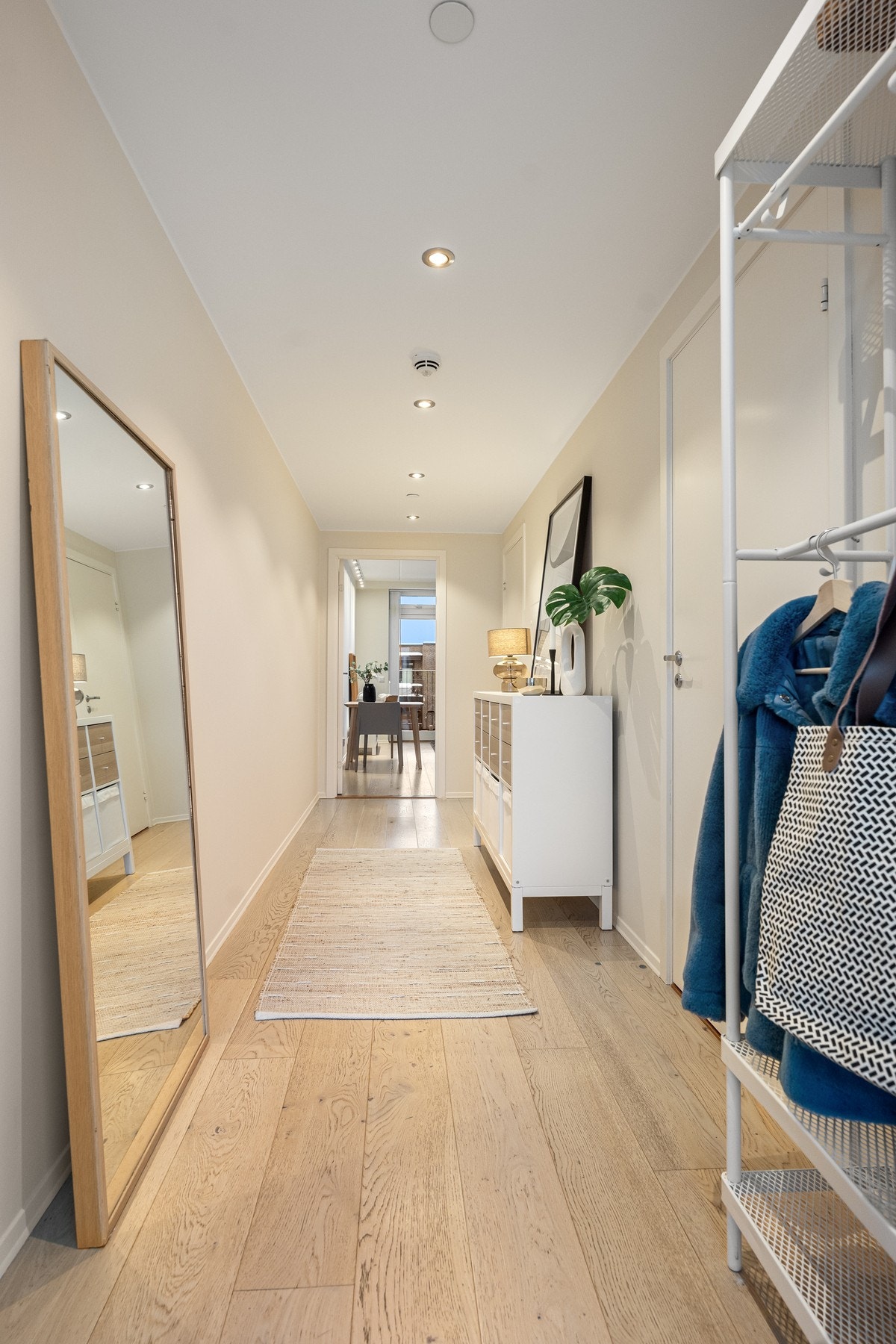 Romslig entré med downlights og praktisk klesstativ for oppbevaring av klær Galleribilde