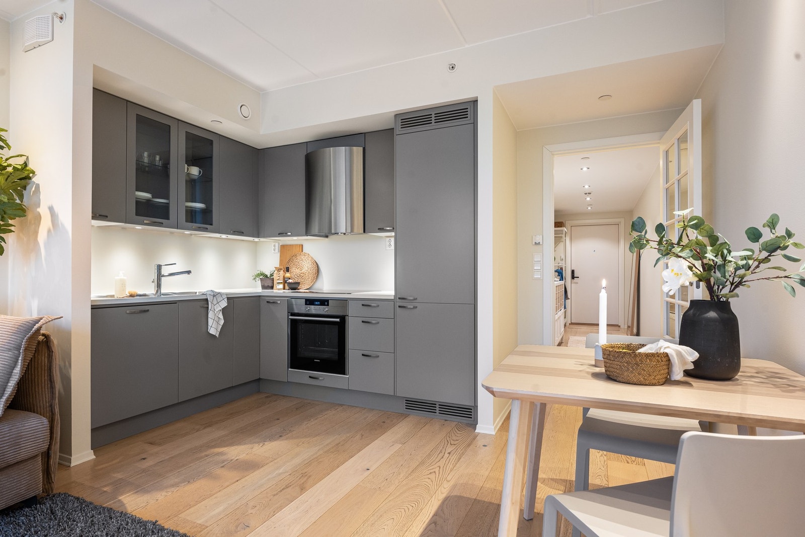 Moderne, grå kjøkkeninnredning med gode arbeidsflater og lagringsplass Galleribilde