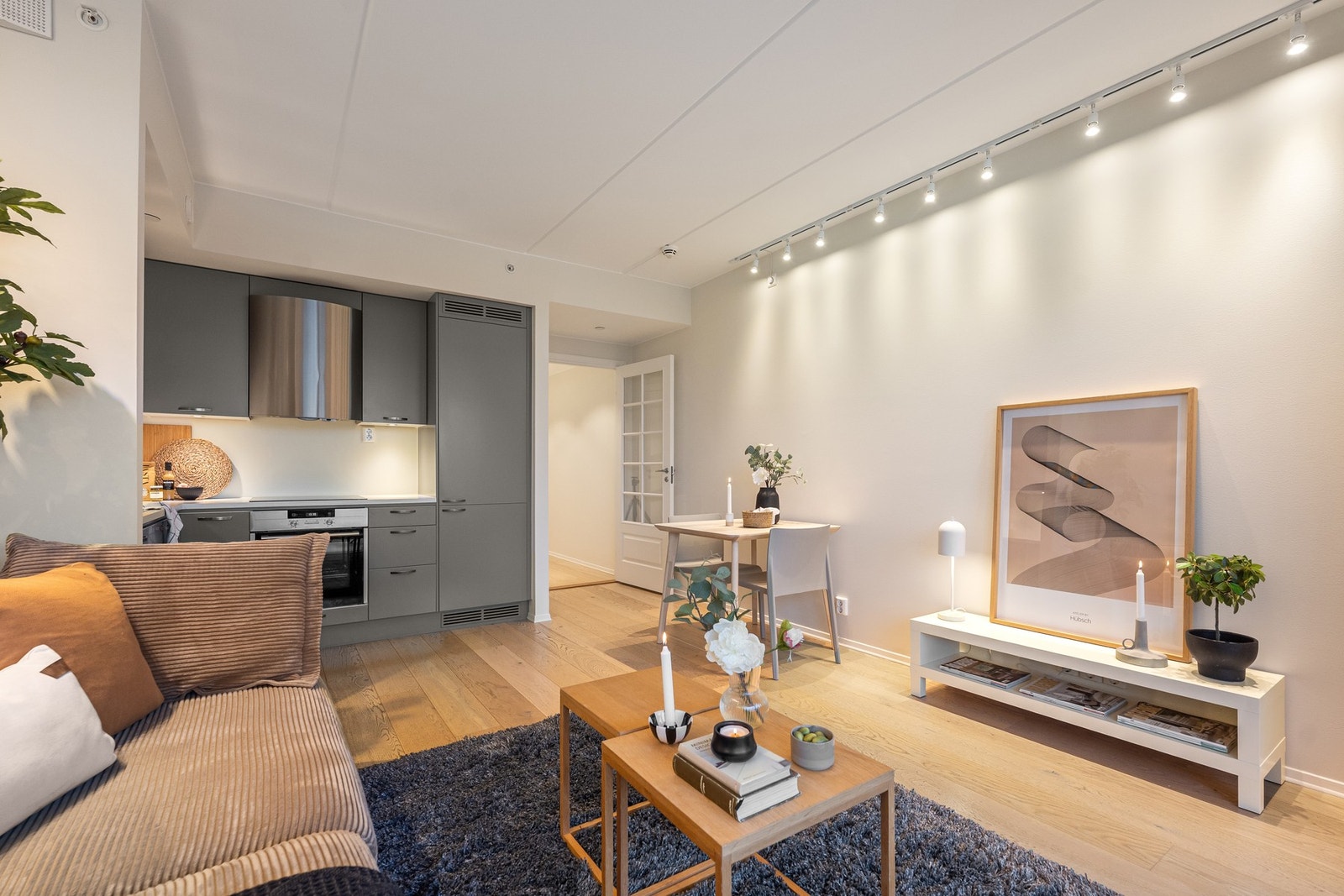 Stue og kjøkken har en generøs takhøyde som bidrar til en god romfølelse Galleribilde