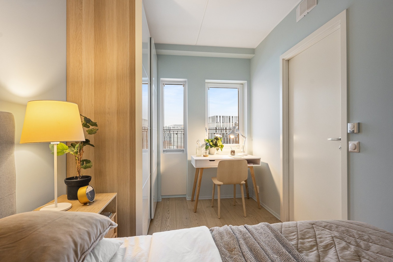 Det er også plass til et praktisk skrivebord på soverommet Galleribilde