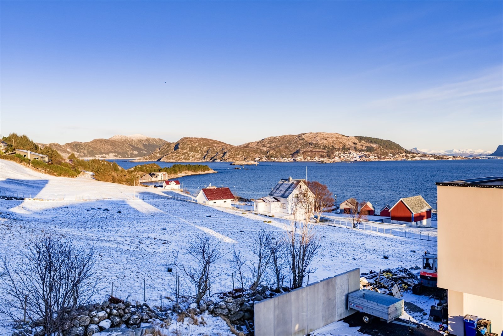 Tomten har fin utsikt mot Holmefjorden Leinøy, Runde og Remøy mot nord/nordøst Galleribilde