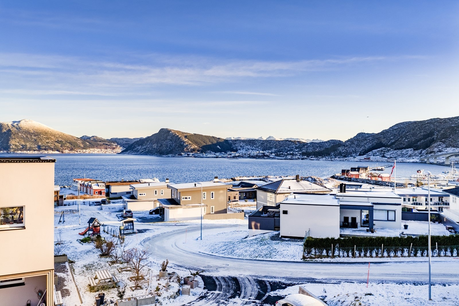 Tomten har fin utsikt mot Holmefjorden og Leinøy og Bergsøy mot øst Galleribilde