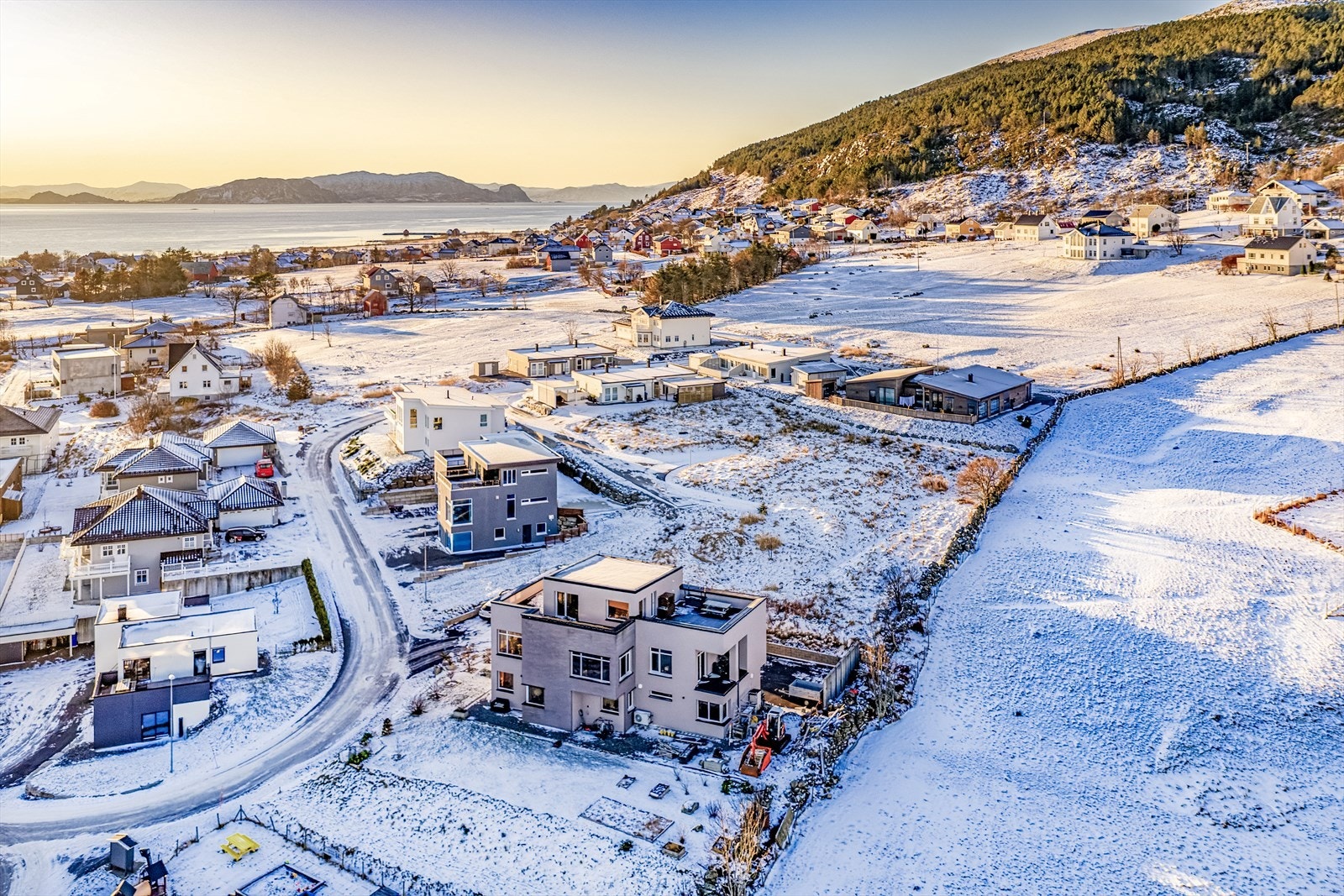 Svakt, skrånende, østvendt tomt i enden av blindgate Galleribilde