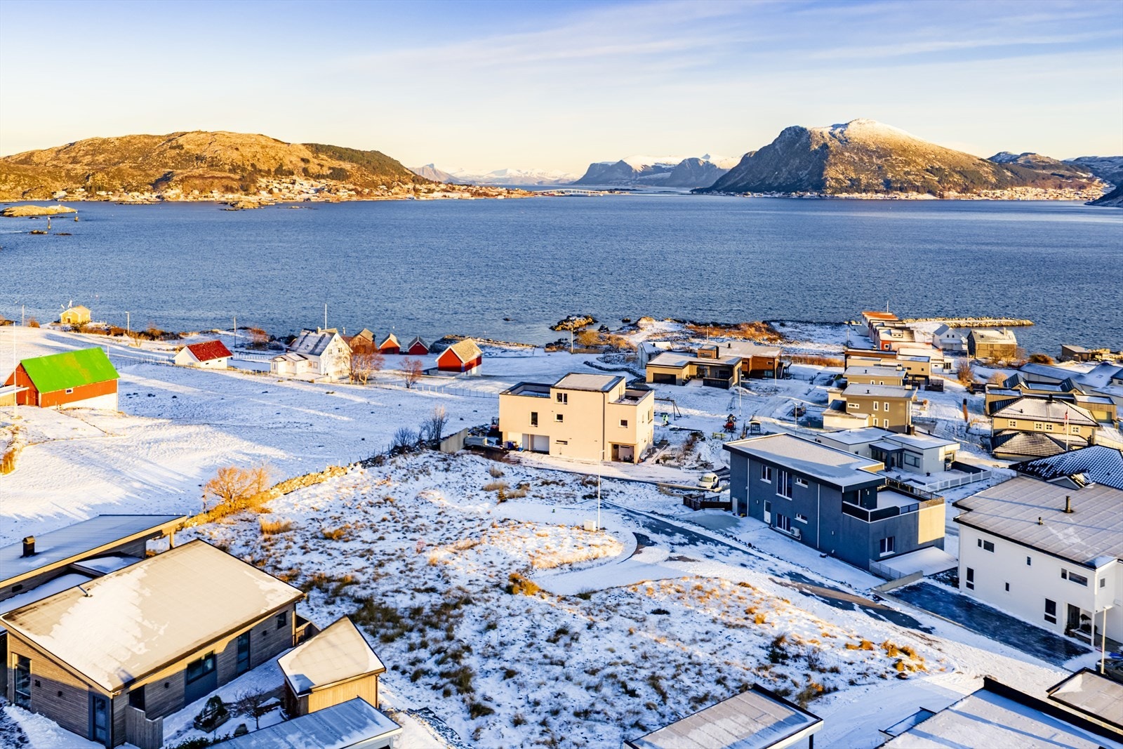 Tomten har fin utsikt mot Holmefjorden Remøy og Leinøy mot øst og nordøst Galleribilde