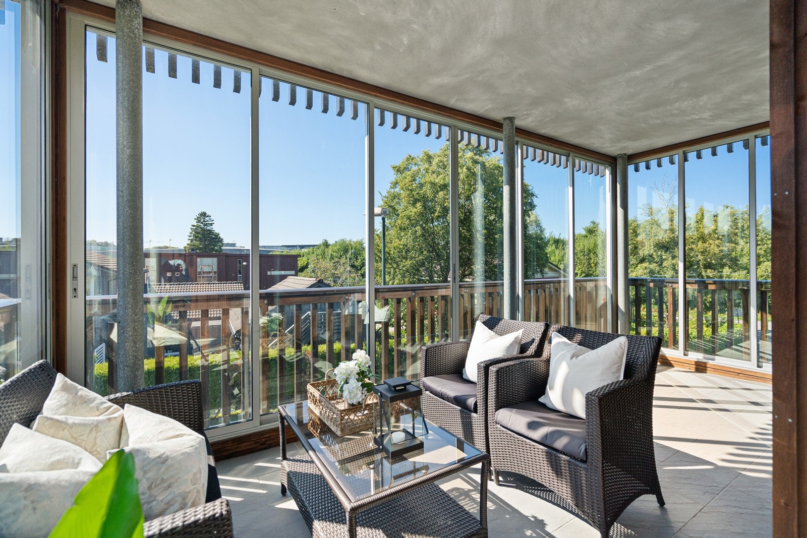 Fra stuen er det utgang til en hyggelig innglassert balkong - perfekt året rundt. Galleribilde