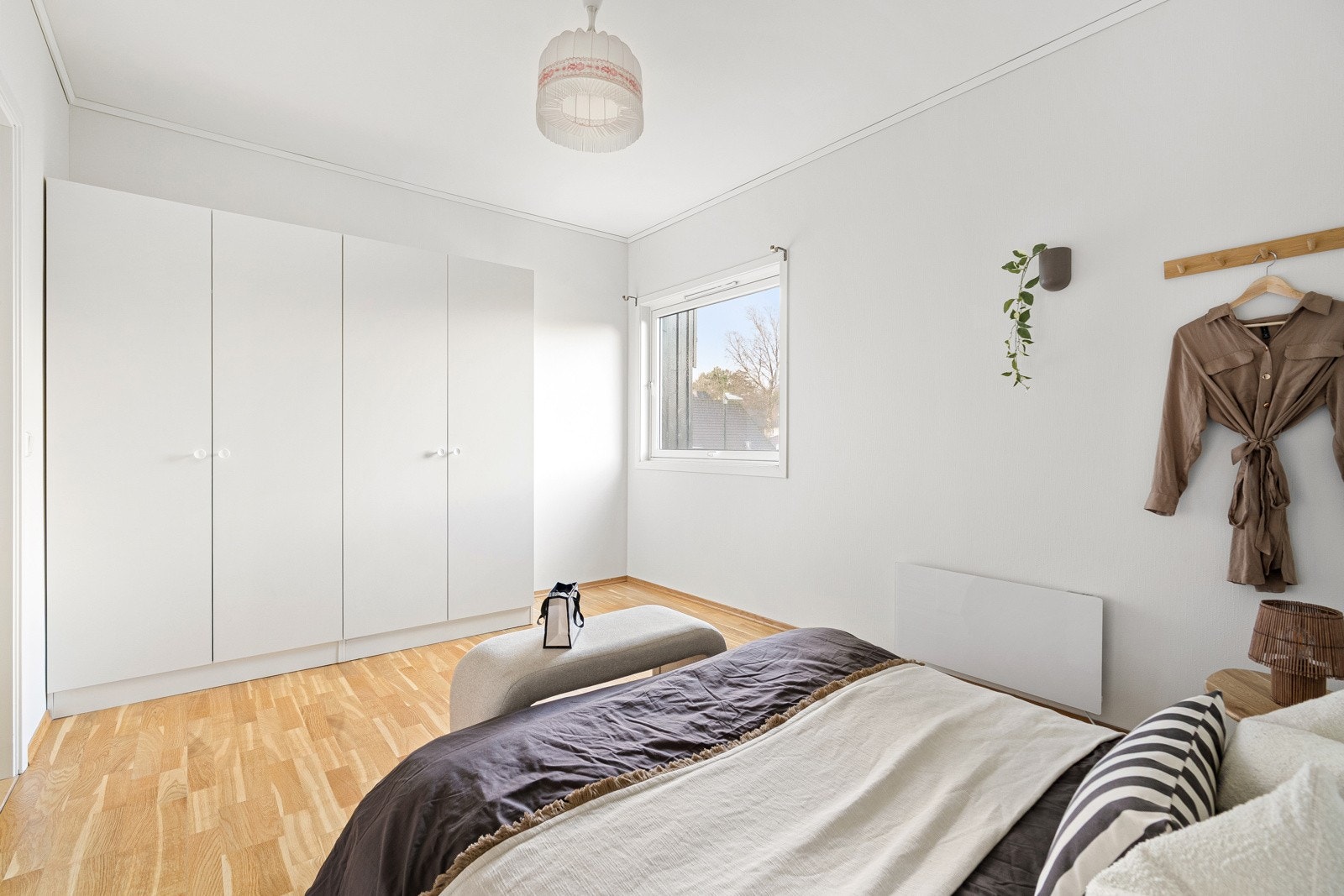 Det er innredet med garderobeløsning. Galleribilde