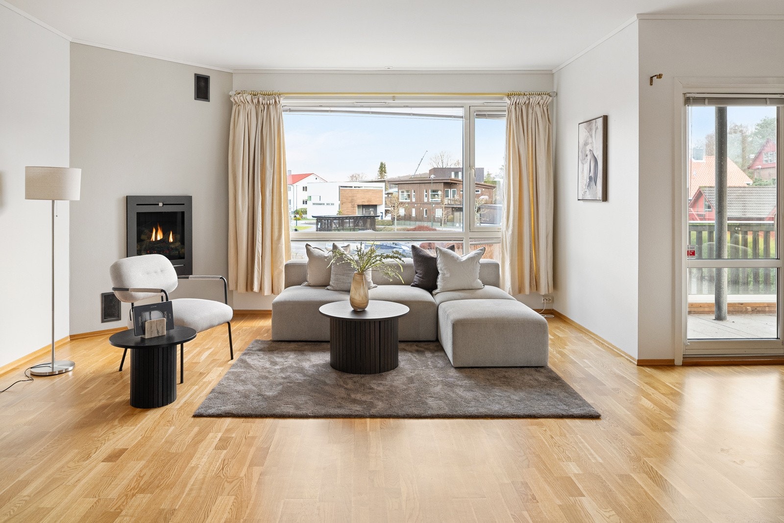 Lys og romslig stue med store vindusflater som slipper inn rikelig med dagslys. Galleribilde