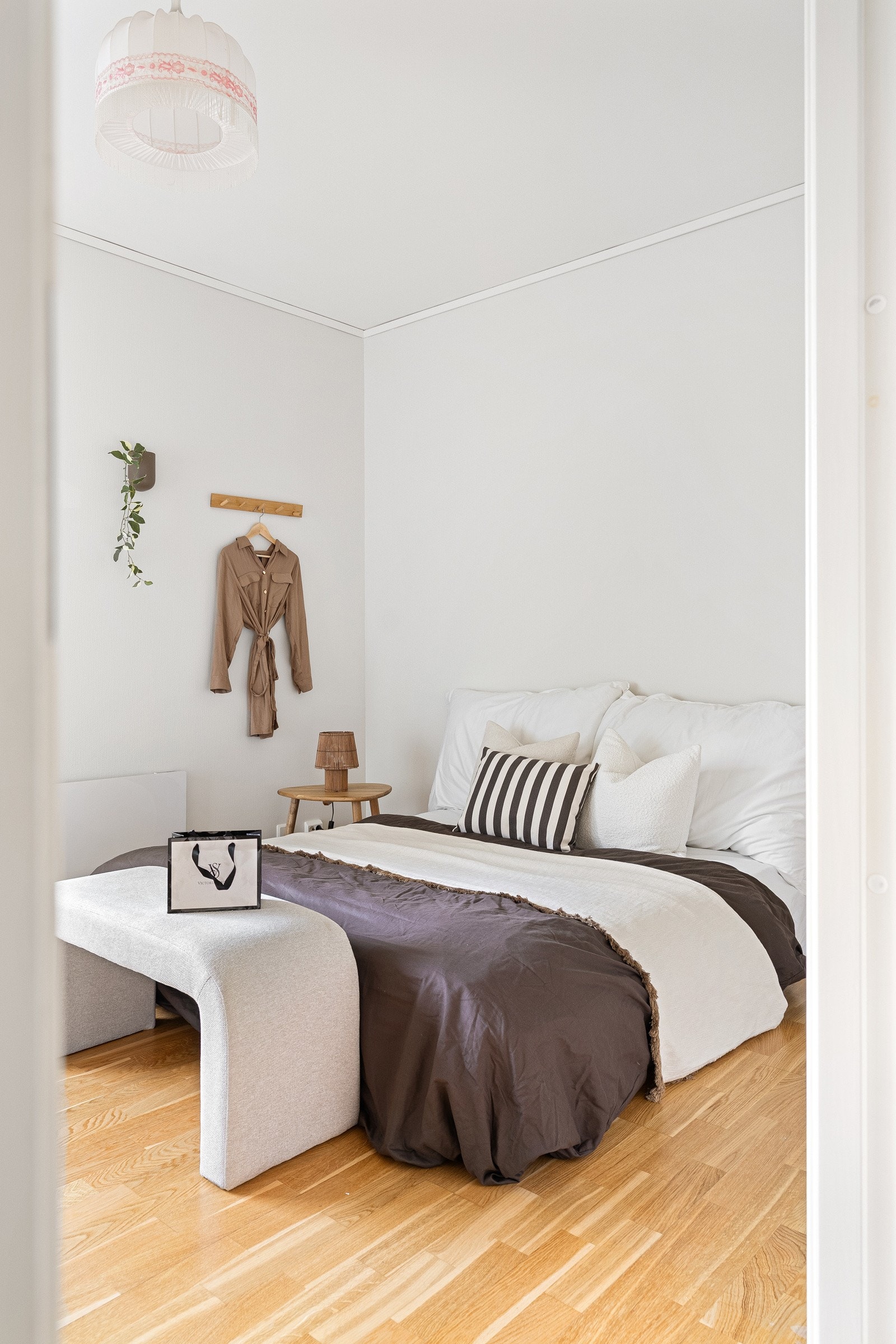 Hovedsoverommet er romslig med plass til dobbelt seng og annet møblement. Galleribilde