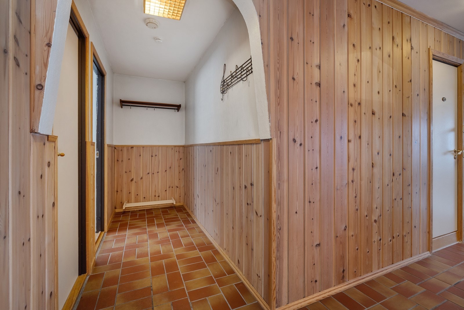 Her ligger tre soverom på rekke og rad Galleribilde