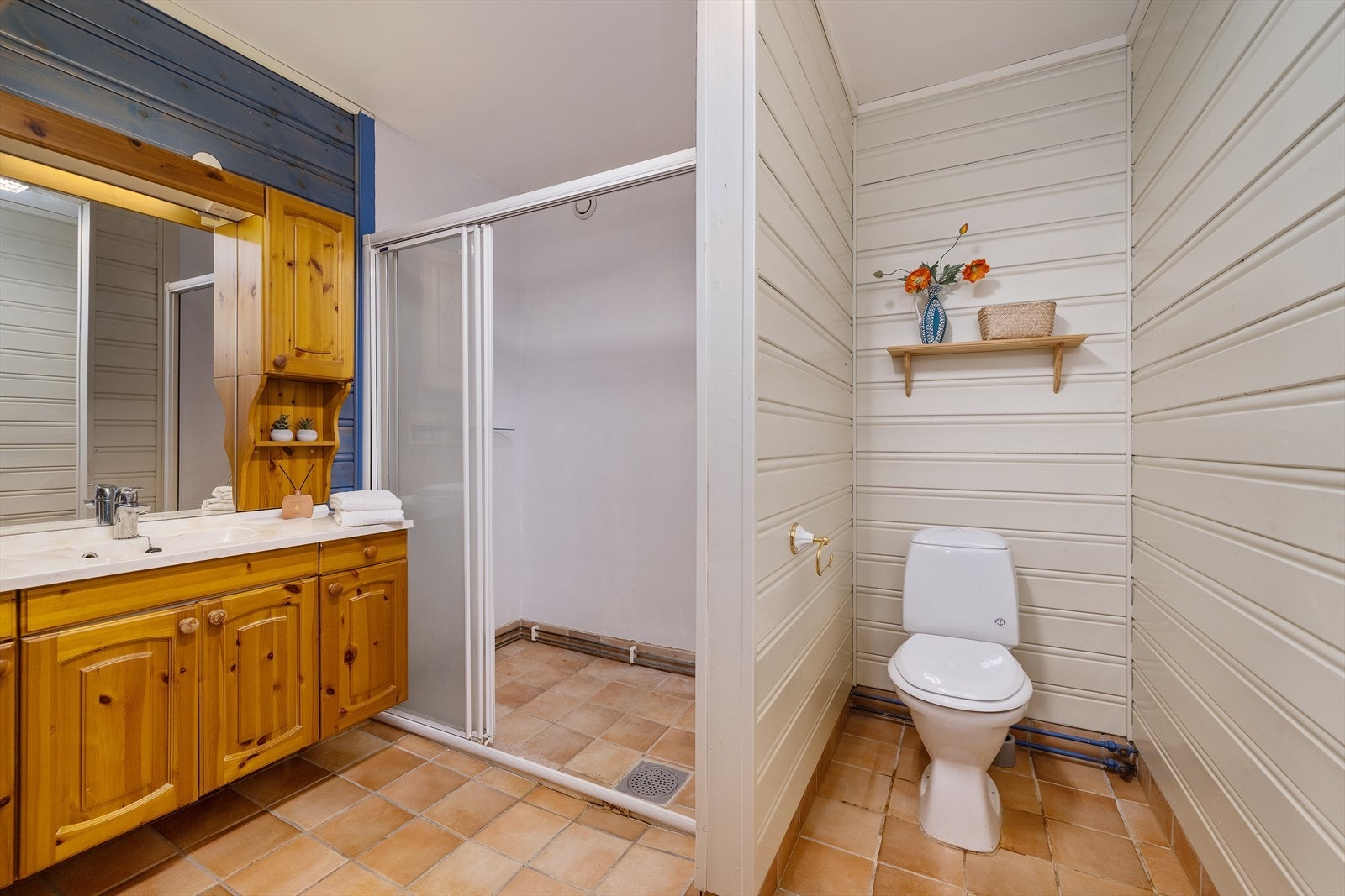 Bad med stor dusjnisje Galleribilde