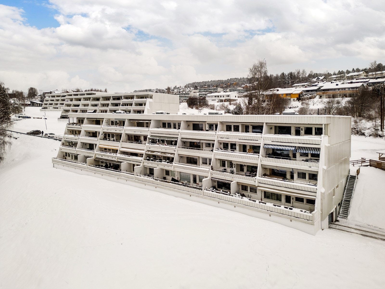 Valhallveien 5 B, har gjesteparkett rett ved blokka og det er flat og fin adkomst til inngangsdøren Galleribilde