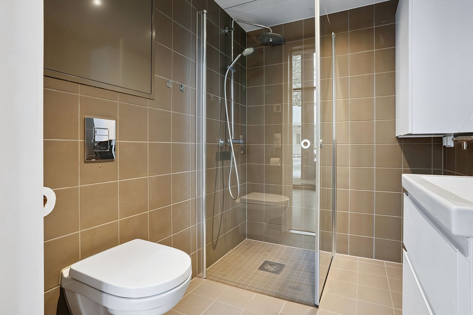 Flislagt bad bed opplegg for vaskemaskin og tørketrommel Galleribilde