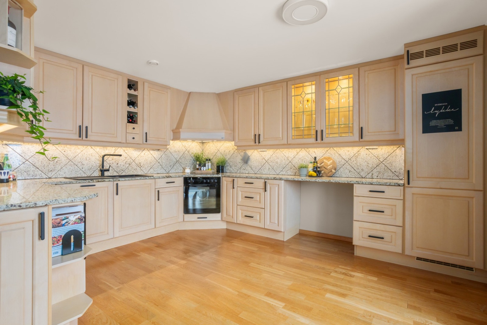 Stort spisekjøkken med utgang til terrrasse Galleribilde