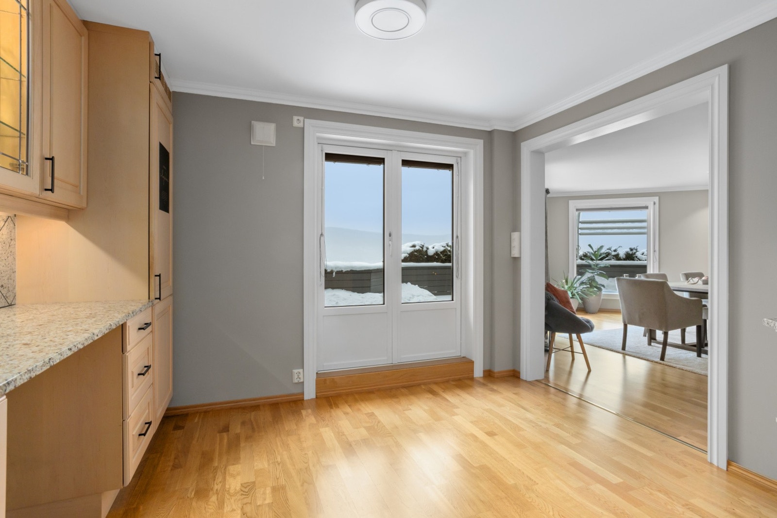 God plass til spisebord og stoler Galleribilde