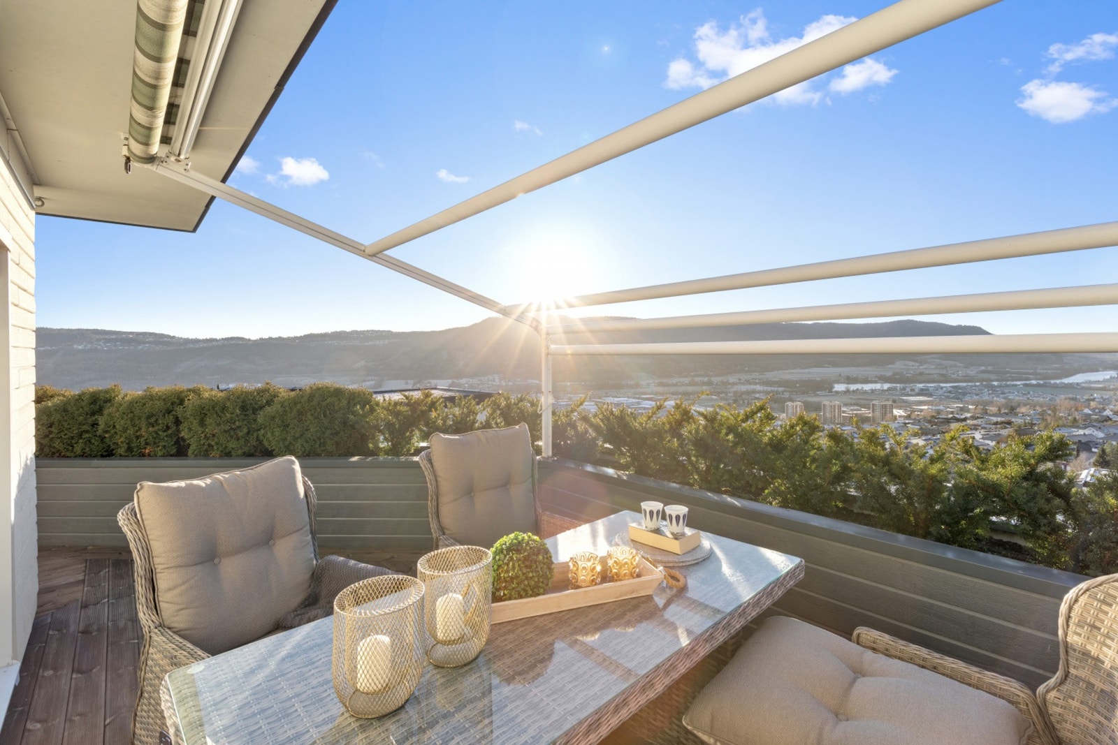 Fra kjøkkenet er det utgang til terrasse Galleribilde