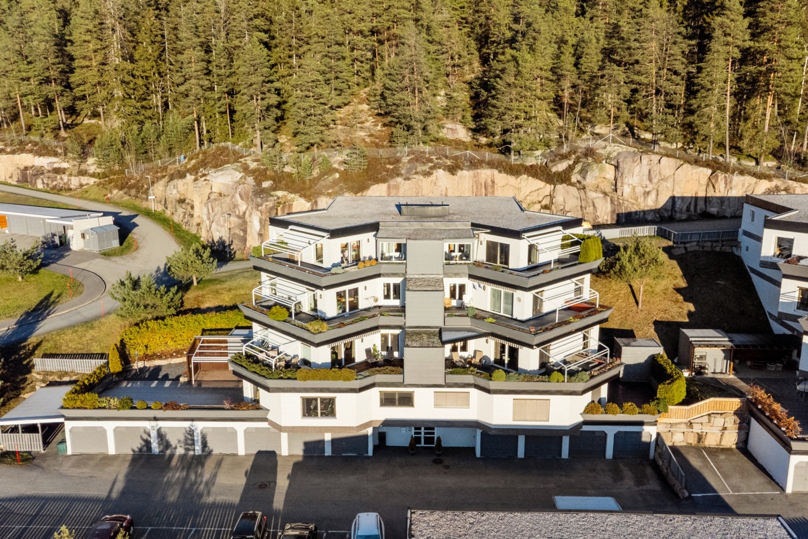 Felles inngangsparti hvor kun 4 leiligheter har felles adkomst. Galleribilde