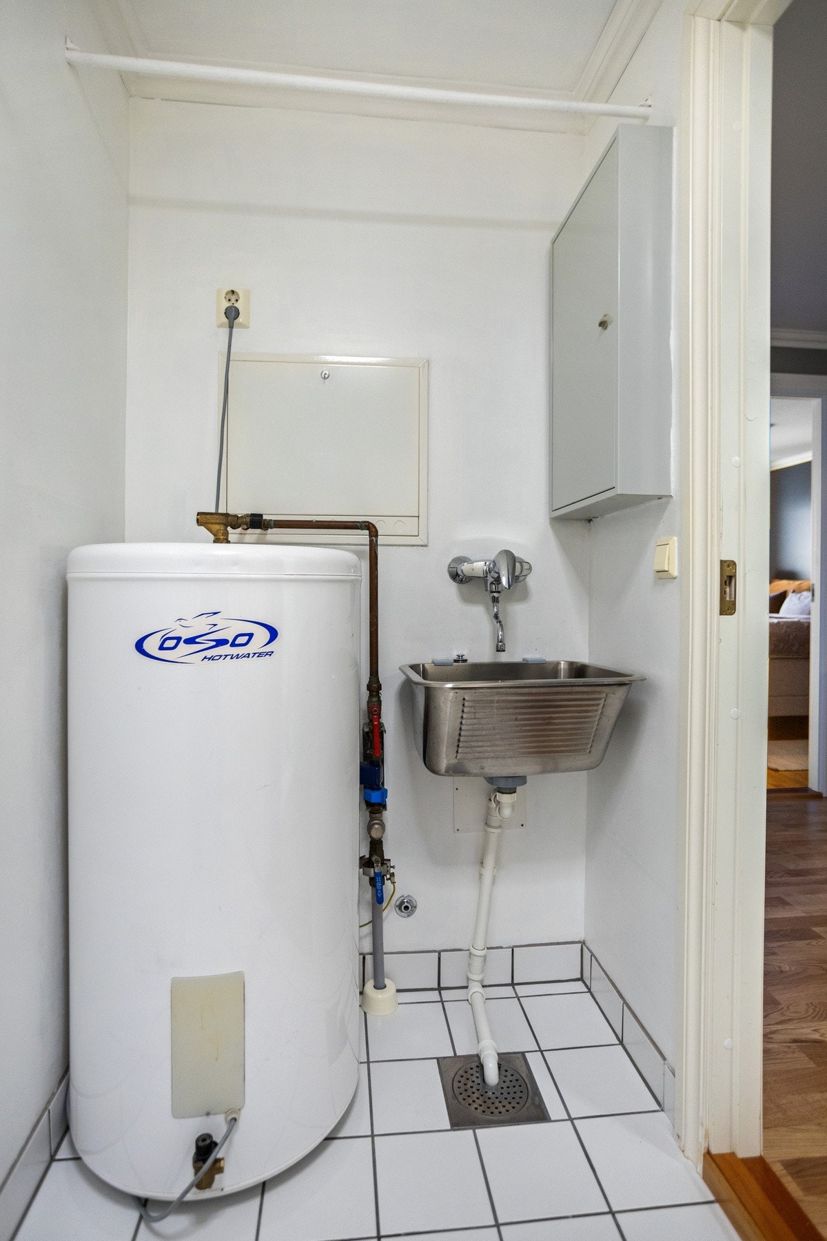 Stålkum og varmtvannsbereder i vaskerom Galleribilde