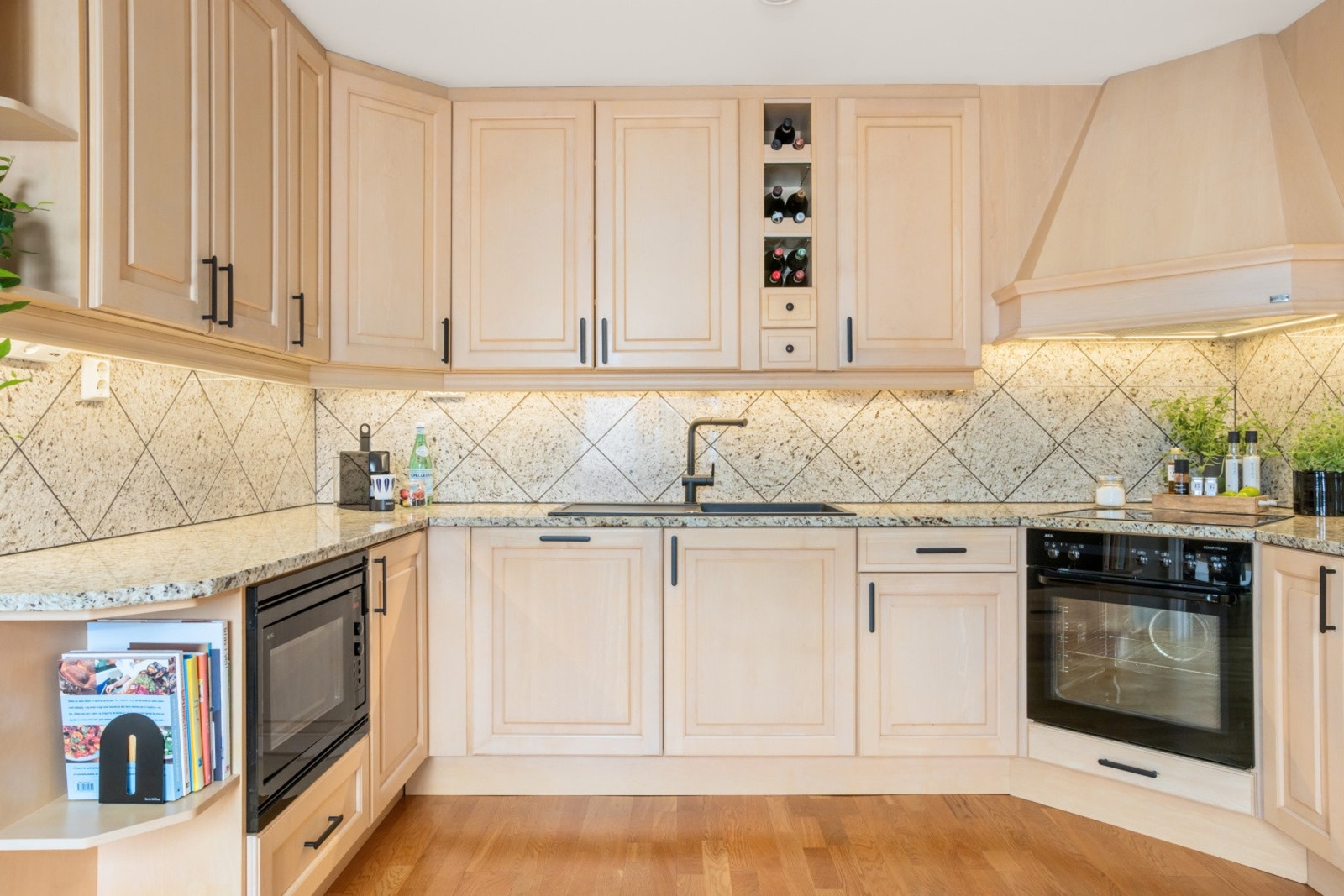 Huseby kjøkken med integrerte hvitevarer Galleribilde