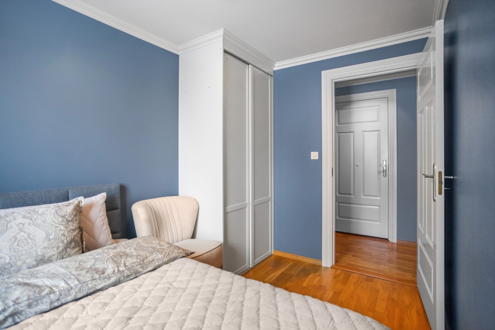 Skyvedørsgarderobe i soverom 2 Galleribilde