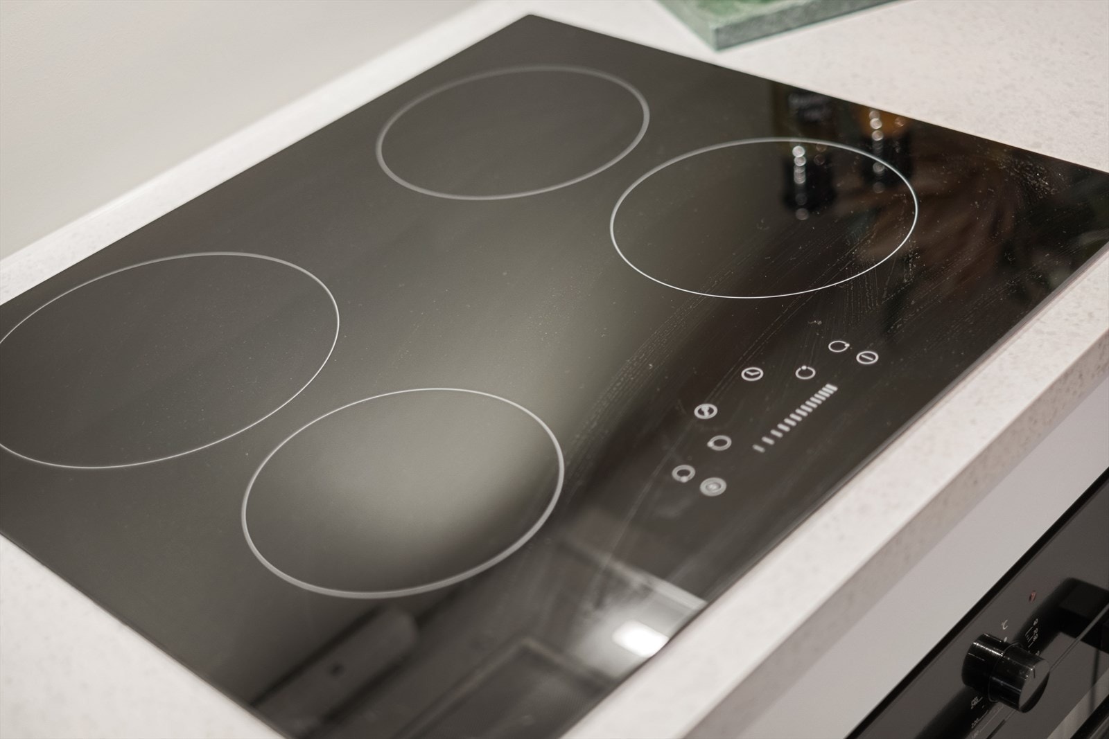 Kjøkkenet er videre utstyrt med induksjonskoketopp og laminat benkeplate Galleribilde