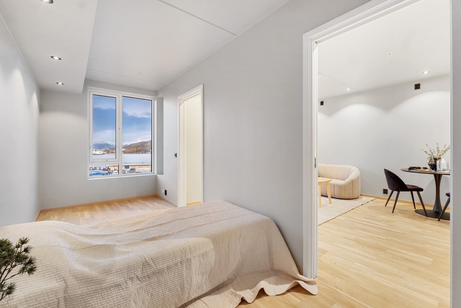 Rommet har store vinduer som gir godt lysinnslipp og et rolig uttrykk Galleribilde