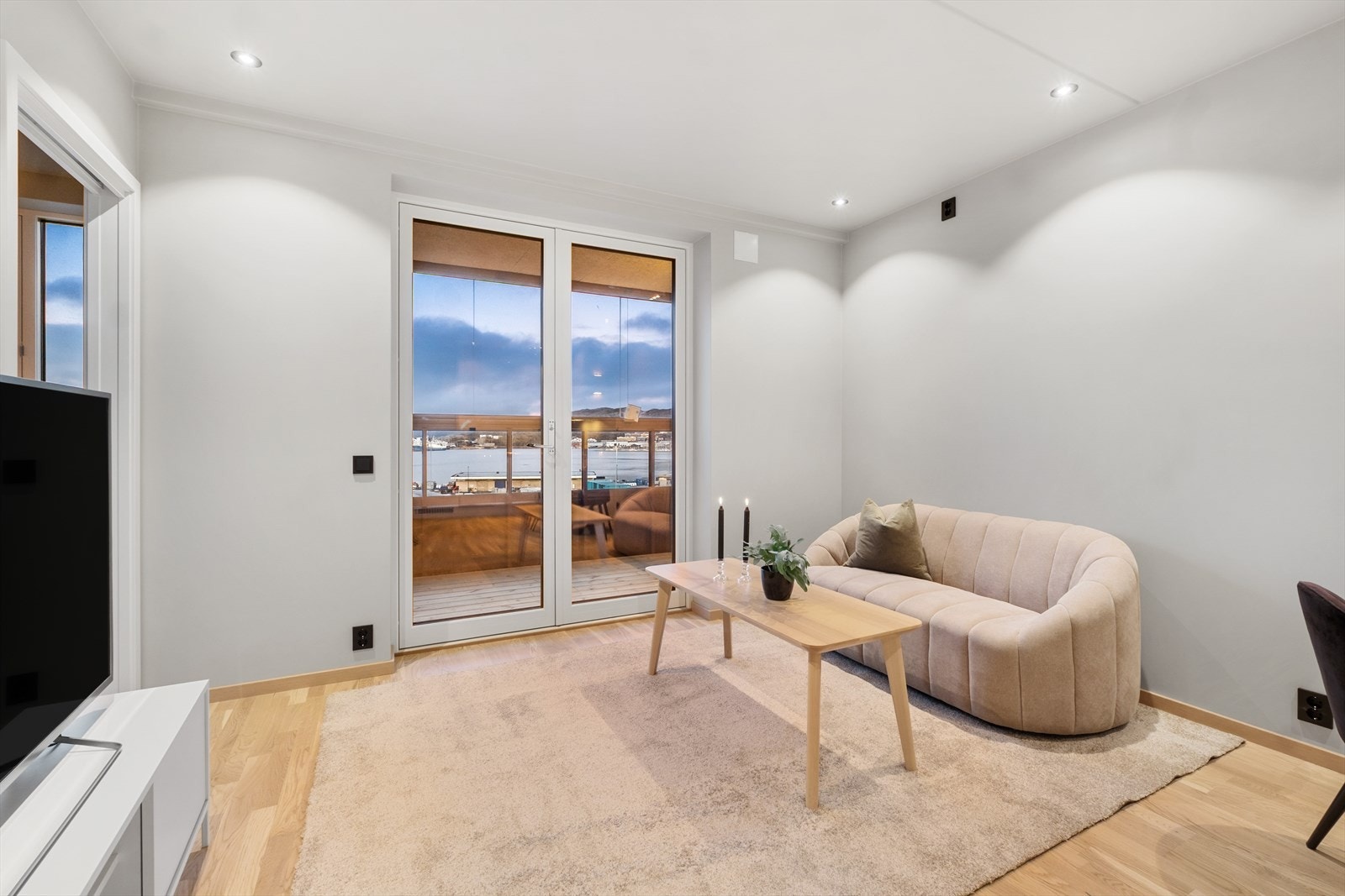 Velkommen til en lys og moderne leilighet, helt ny og ubebodd, med gjennomtenkte løsninger og en praktisk planløsning Galleribilde