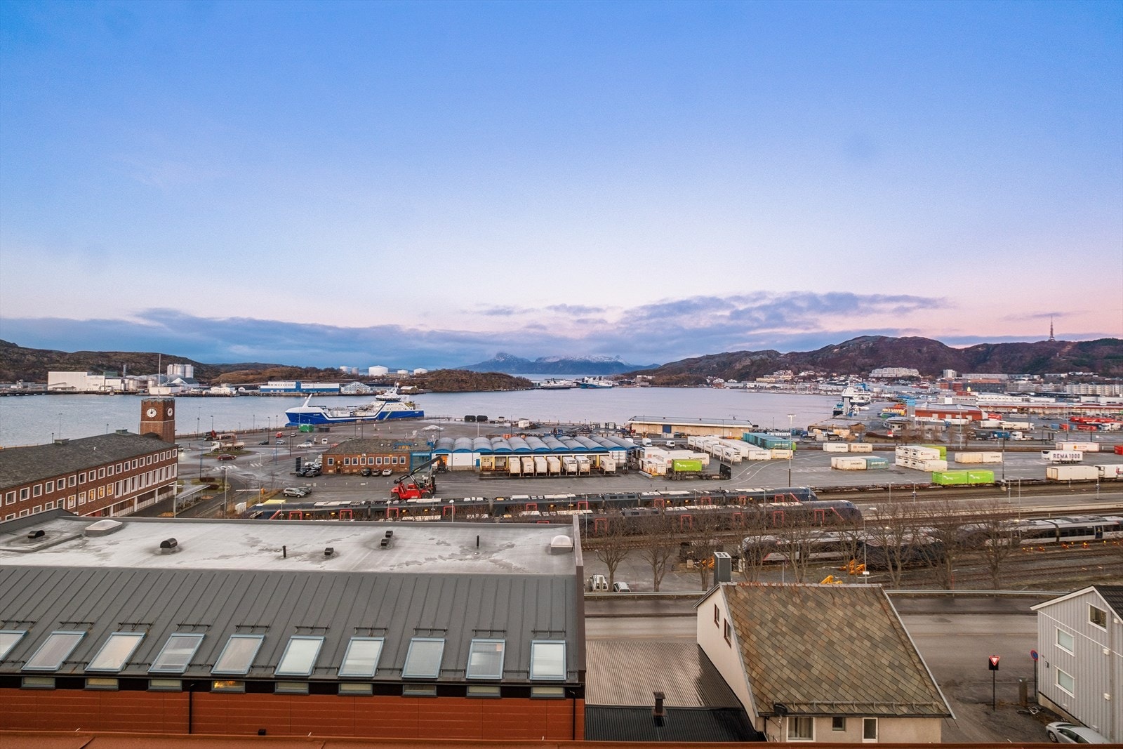 For den som reiser mye, ligger Bodø havn, togstasjon, bussterminal og Bodø lufthavn innen kort gang- eller kjøretid Galleribilde