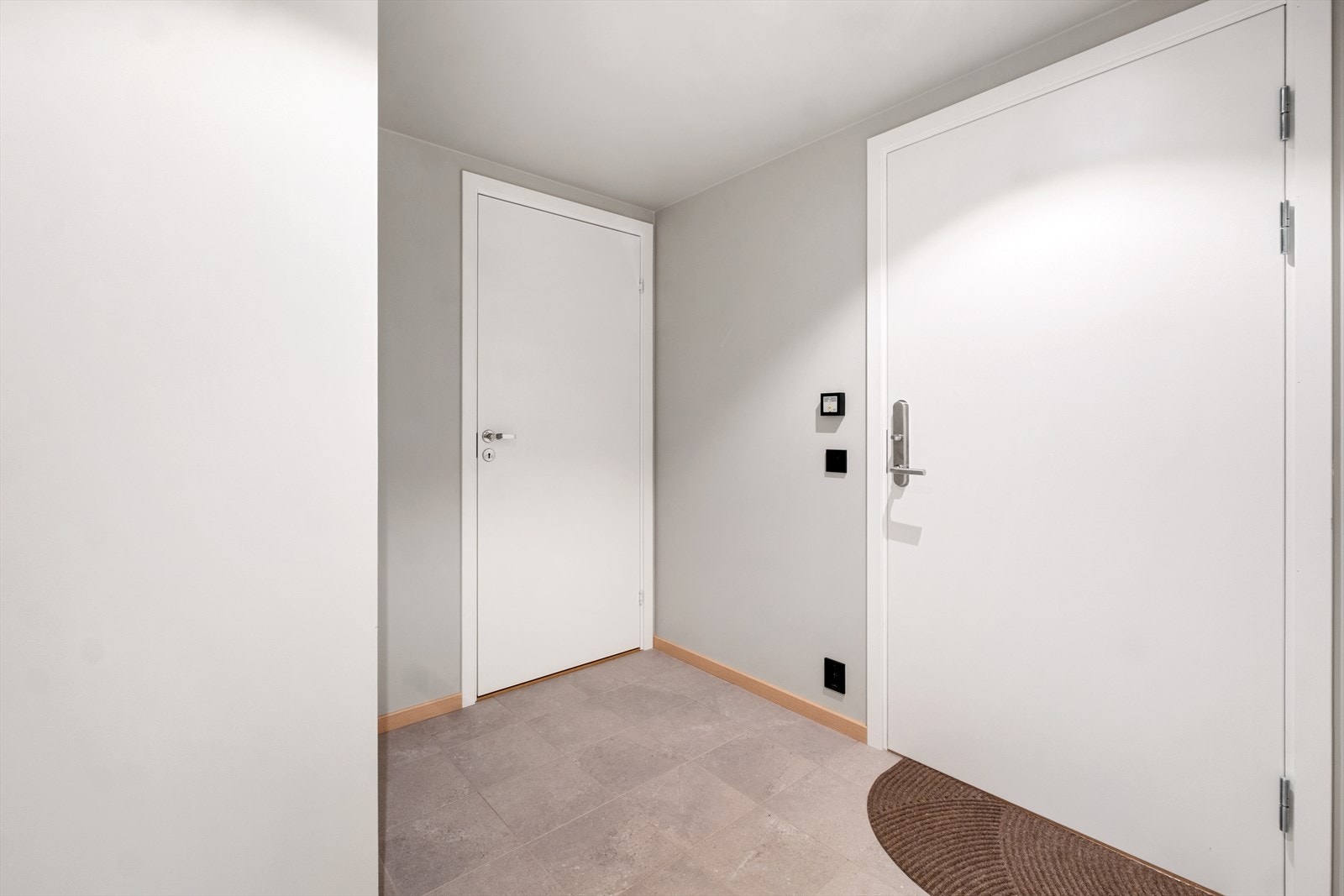 Entréen er innbydende og gir et godt førsteinntrykk av boligen Galleribilde