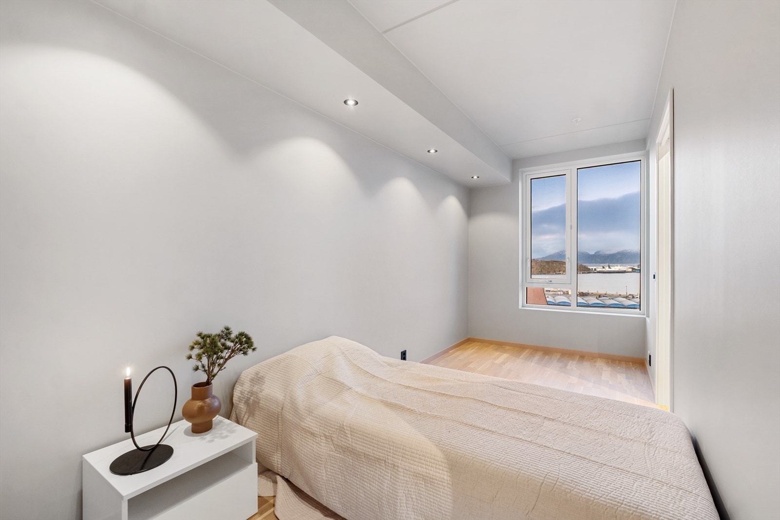 Overflater og materialvalg er moderne og gjennomgående for leiligheten Galleribilde