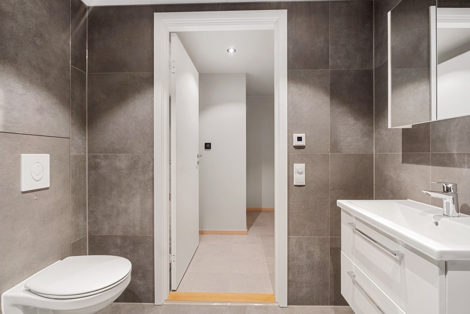 Videre er det opplegg for vaskemaskin, noe som gir et moderne og funksjonelt baderom Galleribilde