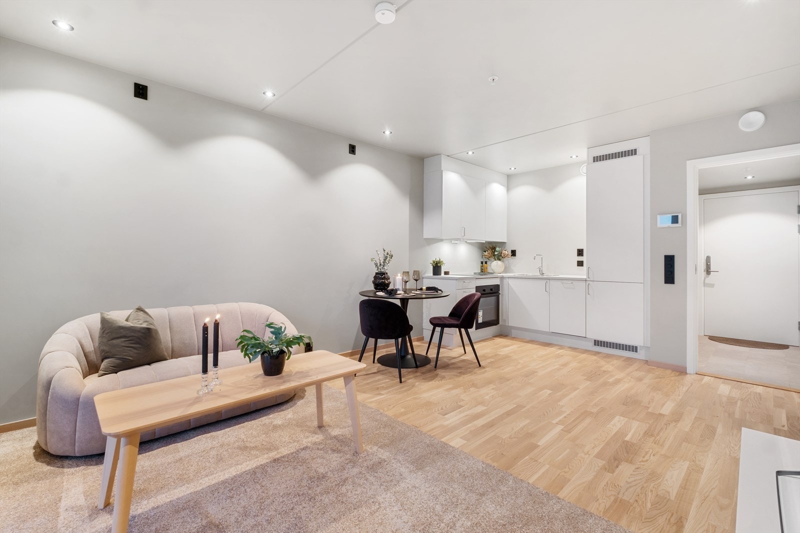 Stuen har nøytrale fargevalg og parkett på gulv, noe som gjør rommet lett å innrede Galleribilde