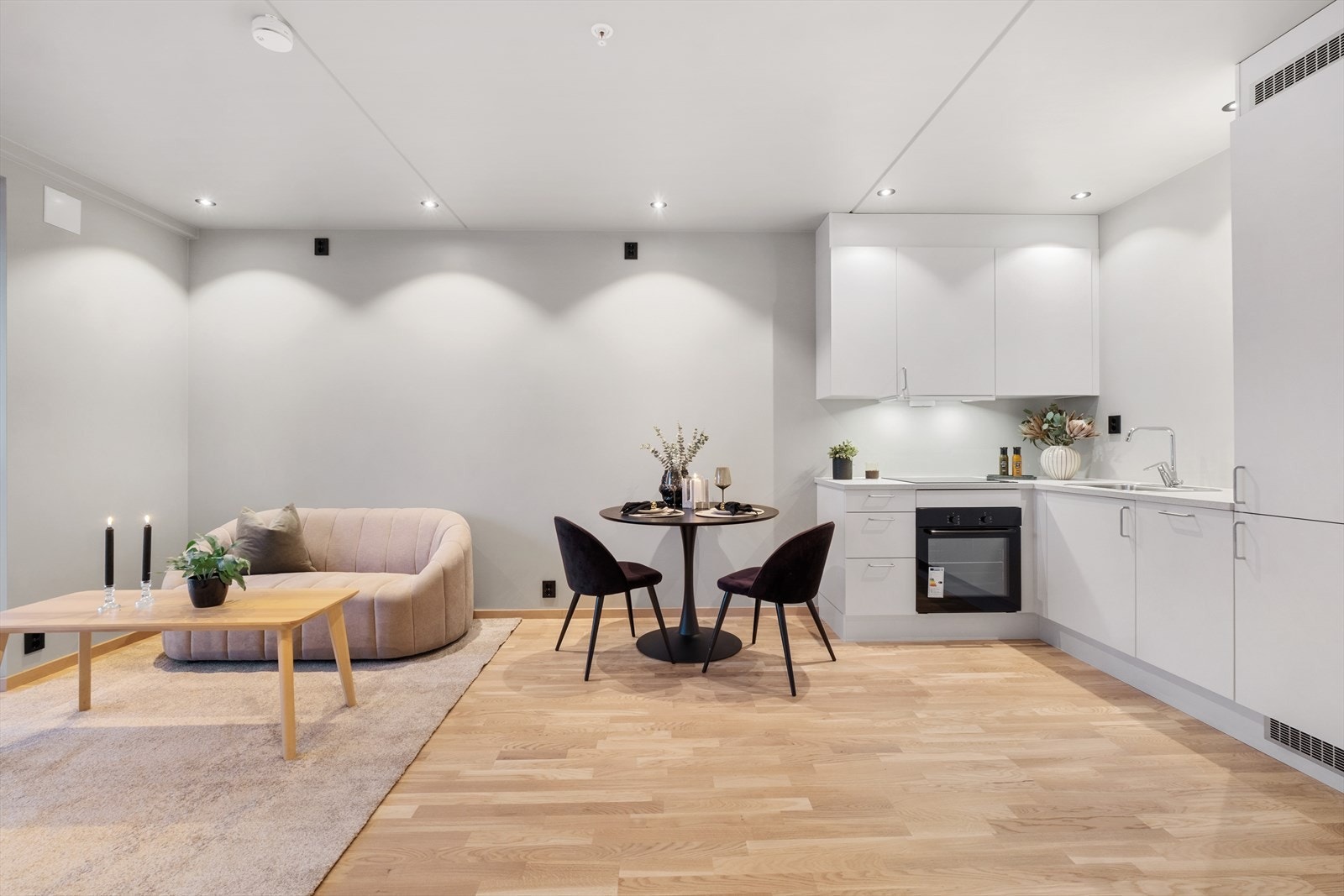 Det er god plass til både sofa- og spisegruppe Galleribilde