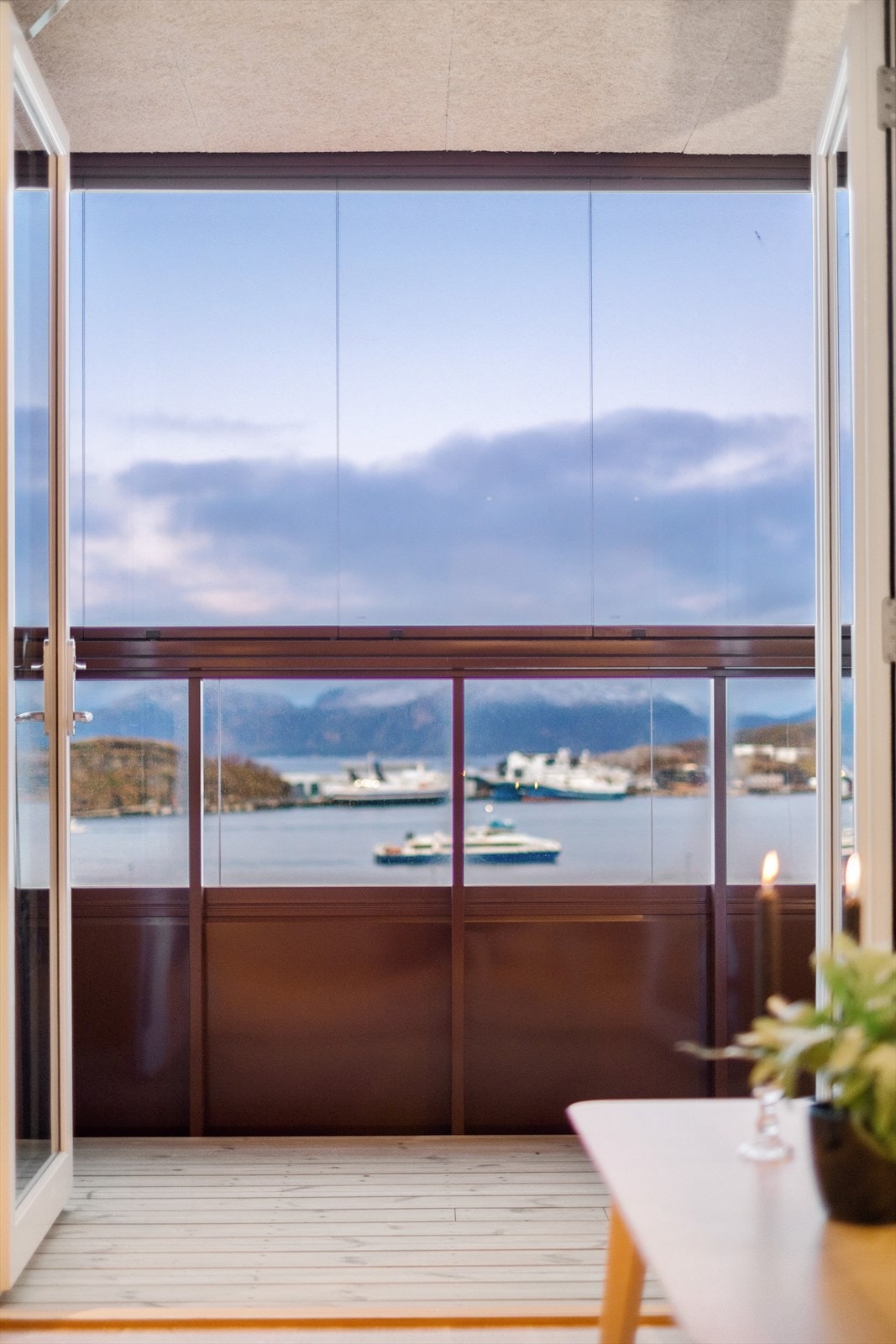 Terrassen fungerer som en fin forlengelse av oppholdsrommet, egnet for avslapning og sosialt samvær Galleribilde