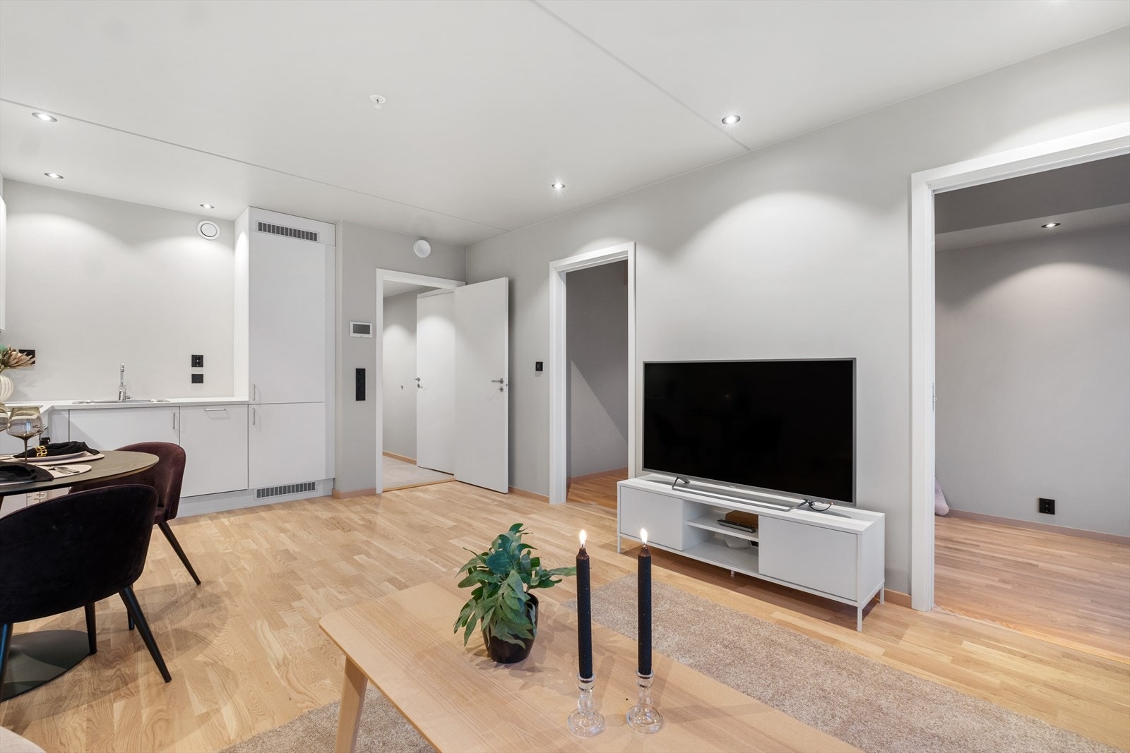 Leiligheten har en lys og romslig stue med åpen løsning mot kjøkkenet Galleribilde