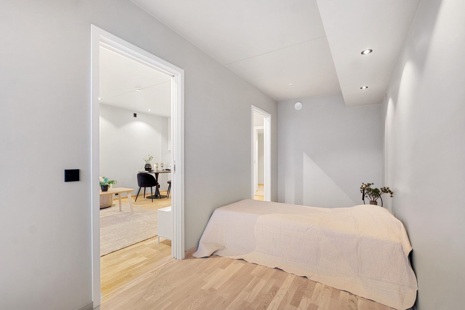 Soverommet har en god størrelse med plass til dobbeltseng og garderobeløsning Galleribilde