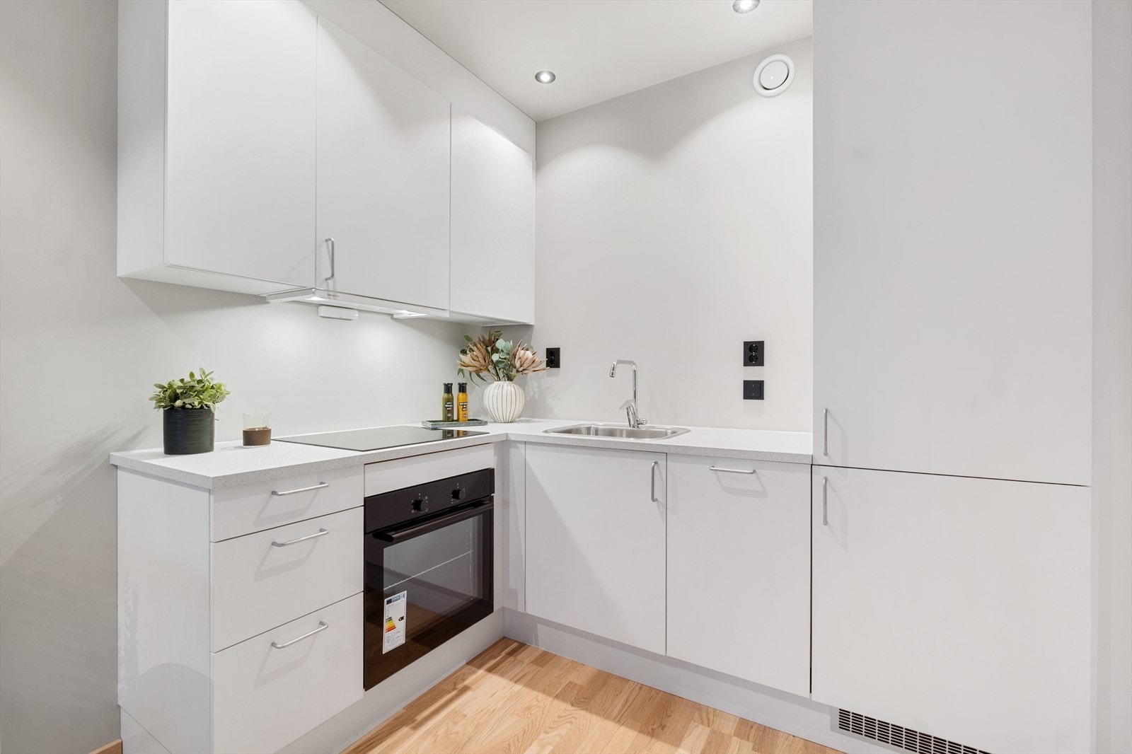 Hvitevarene består av helintegrert oppvaskmaskin samt helintegrert kjøl- og fryseskap, som bidrar til et helhetlig og ryddig uttrykk Galleribilde