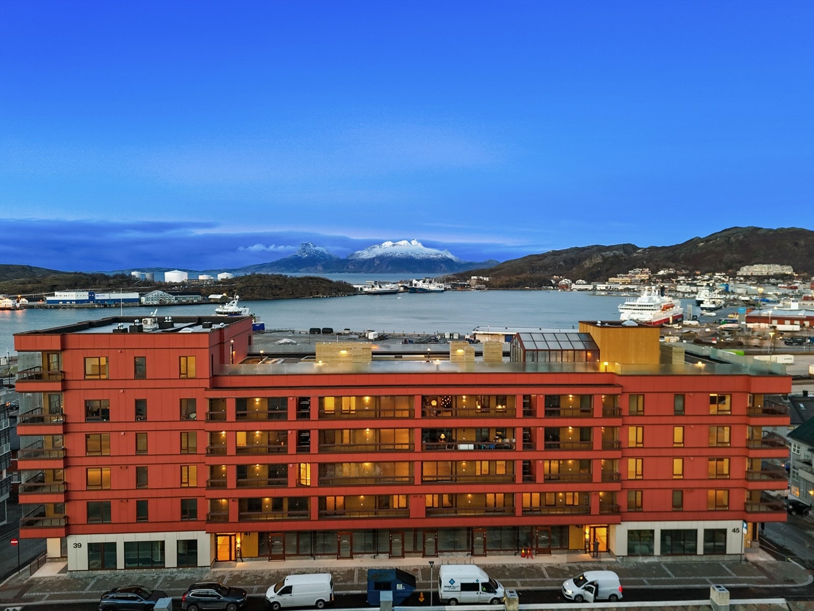 Eiendommen har en svært attraktiv og sentral beliggenhet midt i Bodø sentrum, kun få meter fra gågaten Galleribilde