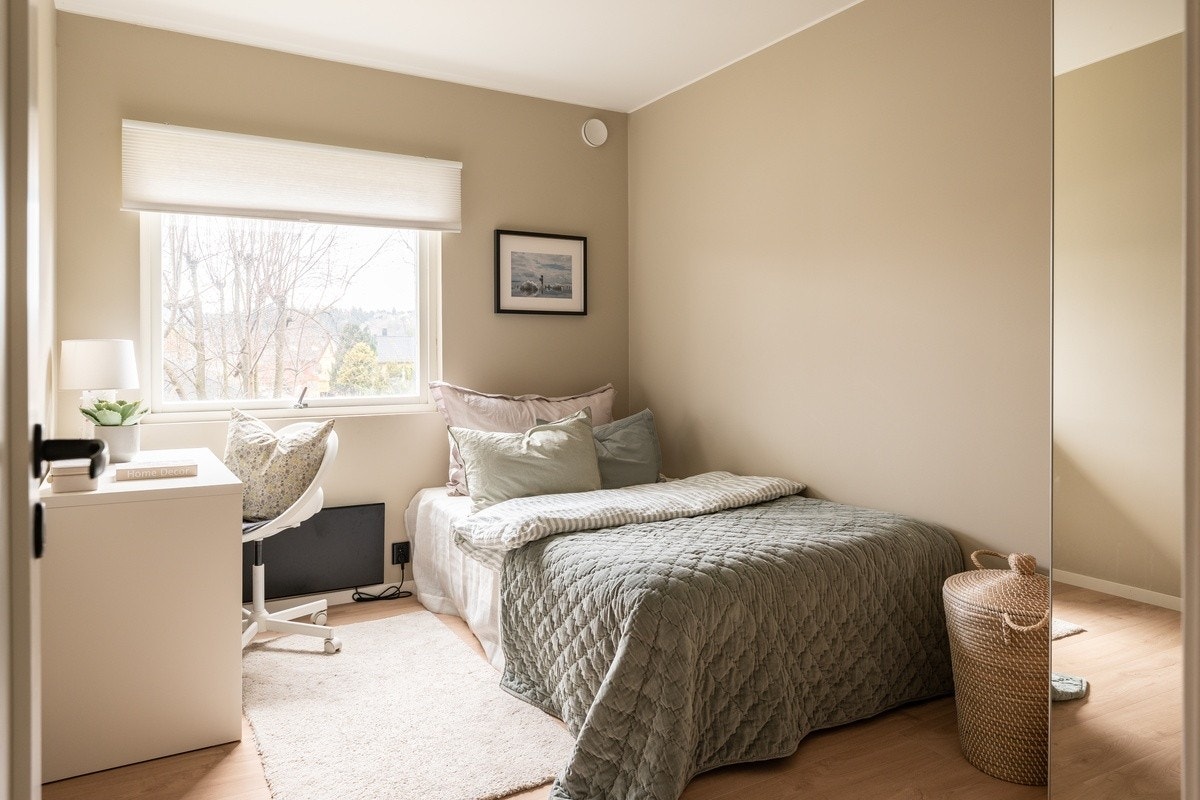 Sov Jupiter - Alle rom er møblert med seng, garderobeskap, skrivepult og kontorstol. Galleribilde