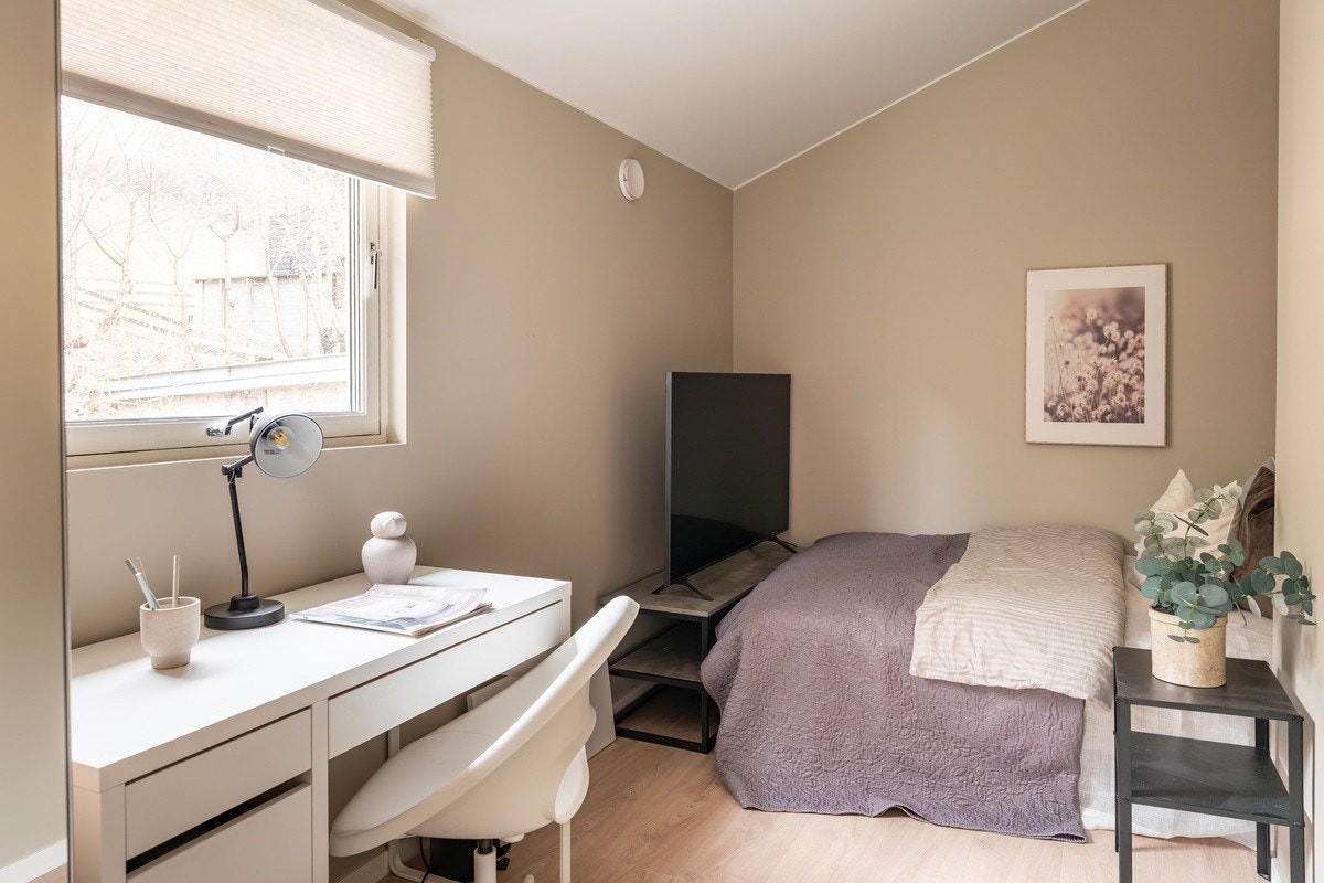 Sov Mars - Alle rom er møblert med seng, garderobeskap, skrivepult og kontorstol. Galleribilde