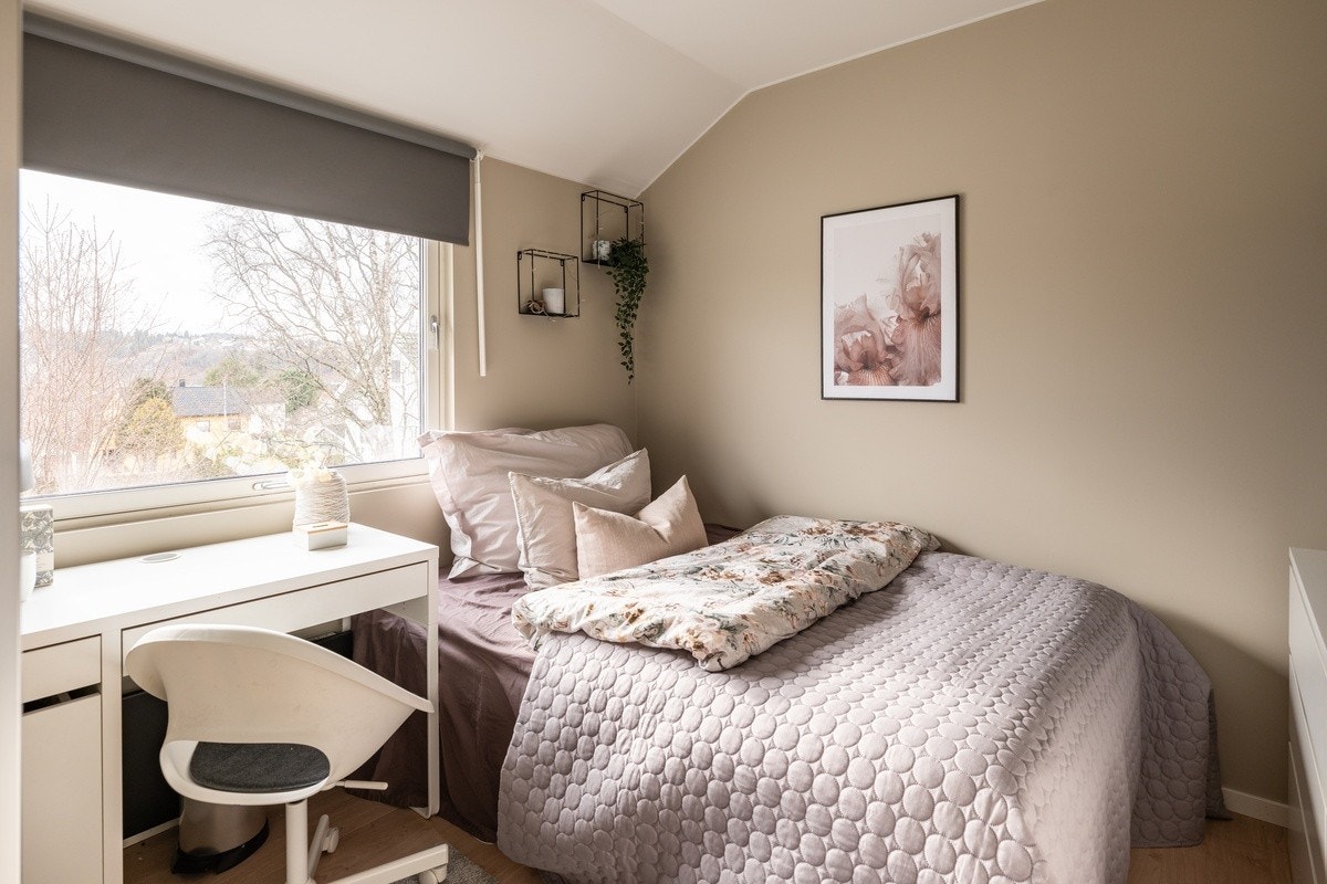 Sov Merkur - Alle rom er møblert med seng, garderobeskap, skrivepult og kontorstol. Galleribilde