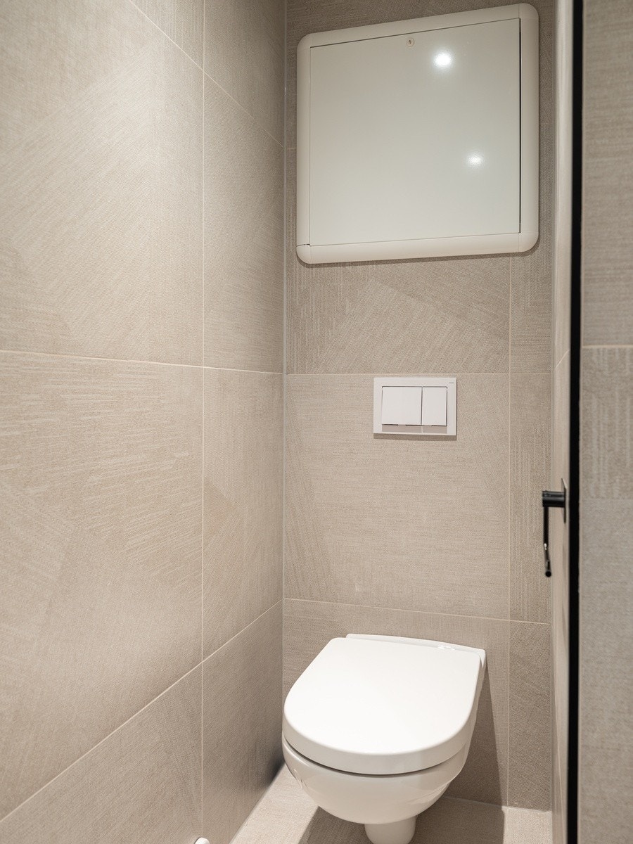 Bad 1 av 2 - Delikate bad med storformatflis, varme i gulv, moderne inventar, spotter mm. Galleribilde