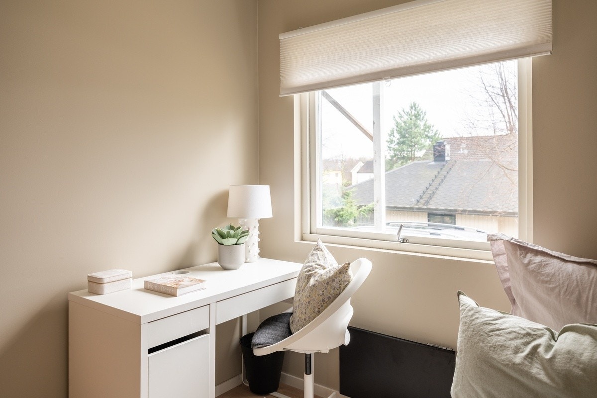 Sov Jupiter - Alle rom er møblert med seng, garderobeskap, skrivepult og kontorstol. Galleribilde