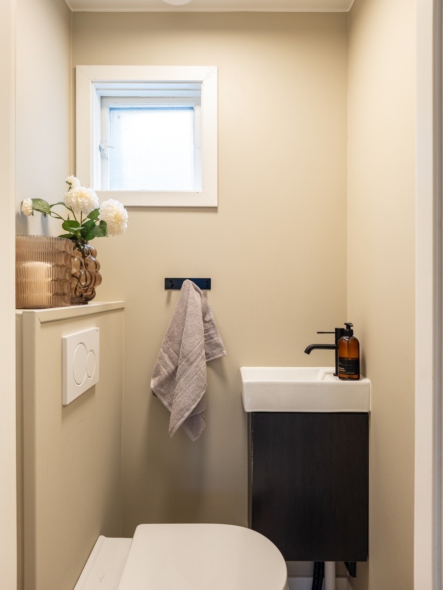 Praktisk separat toalettrom i tillegg til de to baderommene. Galleribilde