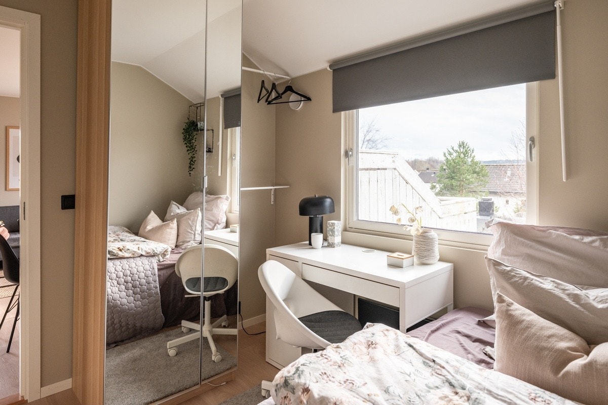 Sov Merkur - Alle rom er møblert med seng, garderobeskap, skrivepult og kontorstol. Galleribilde