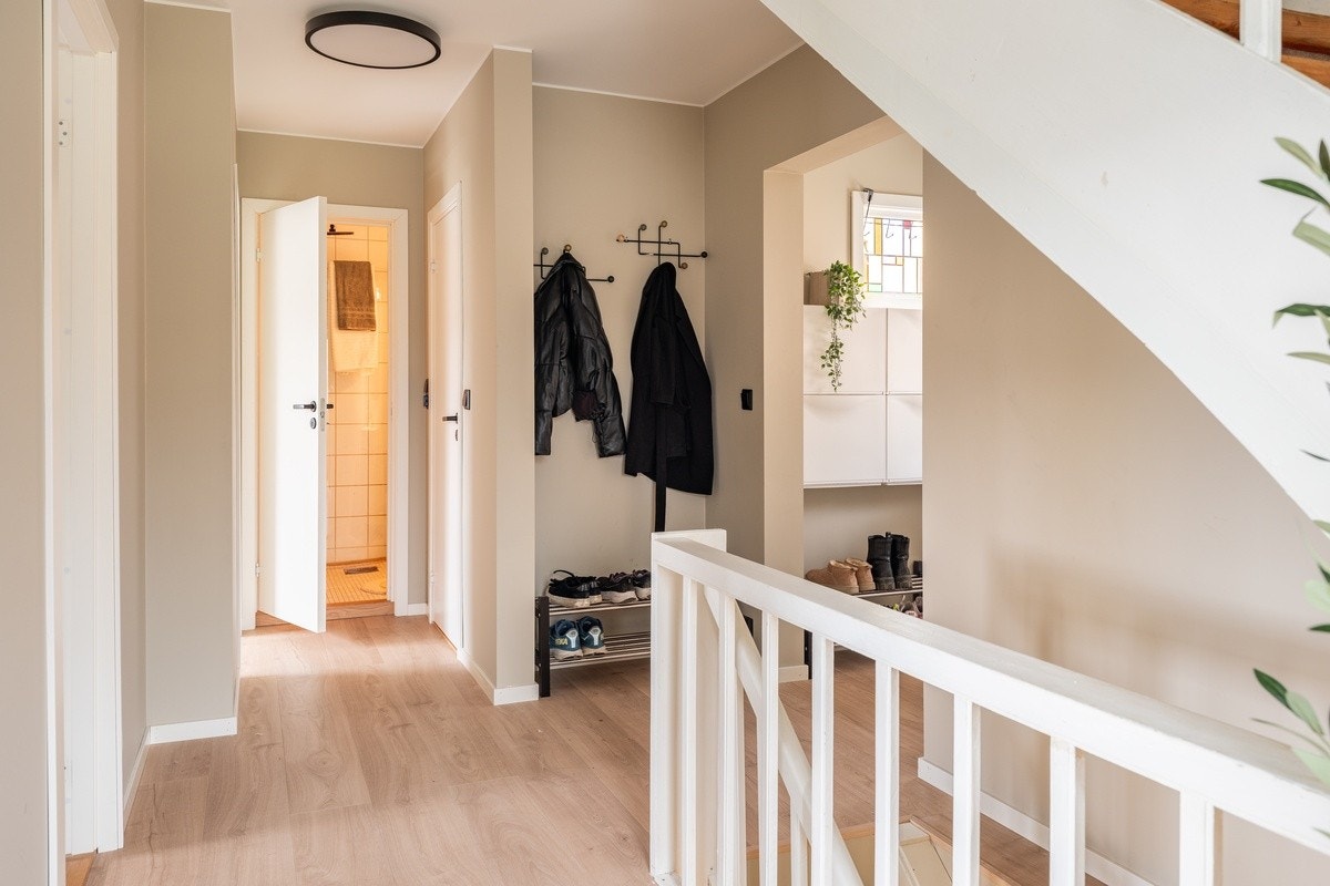 Romslig entré med god plass til oppbevaring av ytterklær og sko. Galleribilde