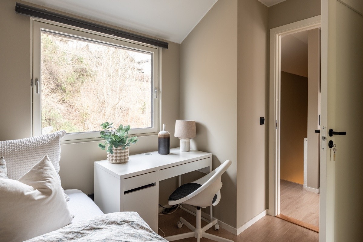 Sov Solen - Alle rom er møblert med seng, garderobeskap, skrivepult og kontorstol. Galleribilde